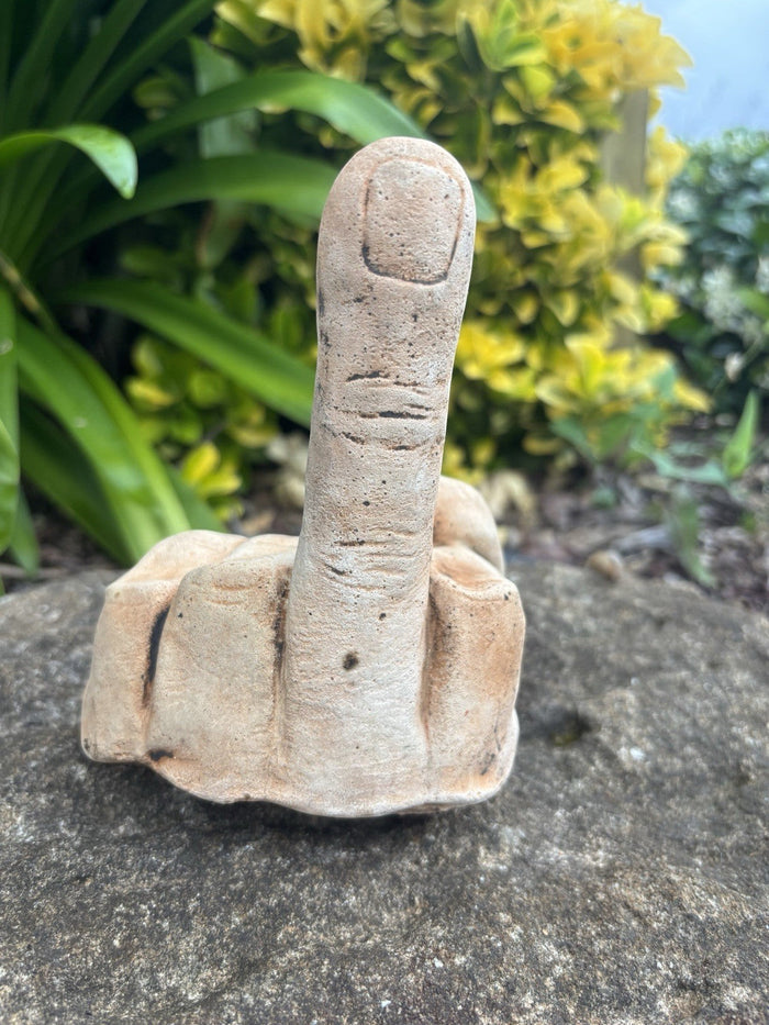 22nice4me Garden Statues concrete finger up ornament with realistic hand-painted finish for outdoor garden decor