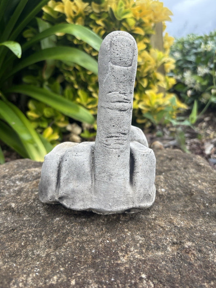 22nice4me Garden Statues concrete finger up ornament in a grey textured finish, suitable for outdoor garden decor.