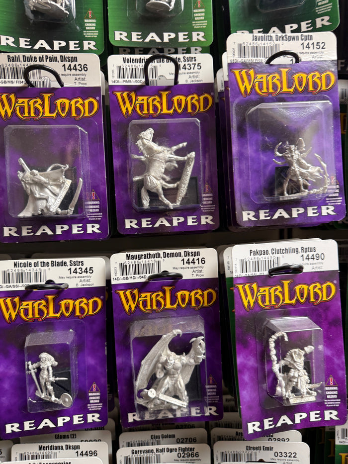 Miniature-001: Bargain Bin Mostly Metal Miniatures Reaper Painting Dungeons and Dragons Display Plinths