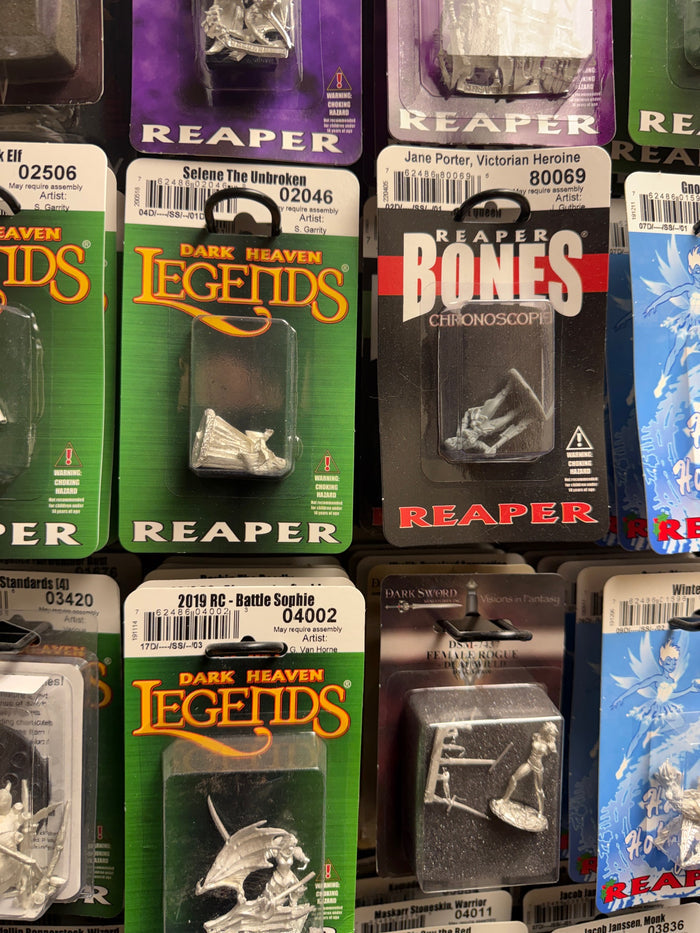 Miniature-001: Bargain Bin Mostly Metal Miniatures Reaper Painting Dungeons and Dragons Display Plinths