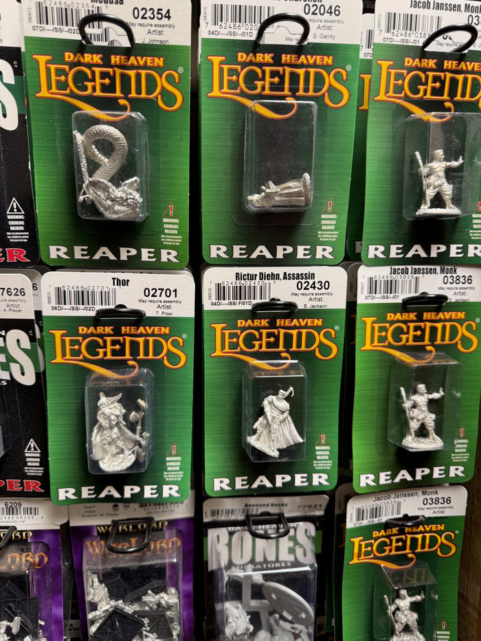 Miniature-001: Bargain Bin Mostly Metal Miniatures Reaper Painting Dungeons and Dragons Display Plinths