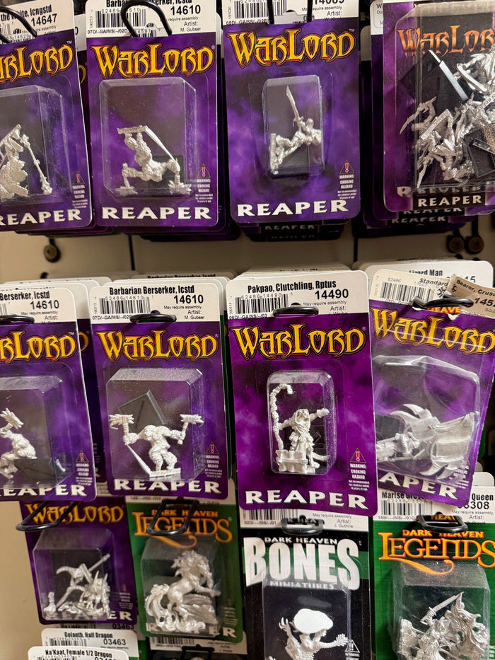Miniature-001: Bargain Bin Mostly Metal Miniatures Reaper Painting Dungeons and Dragons Display Plinths