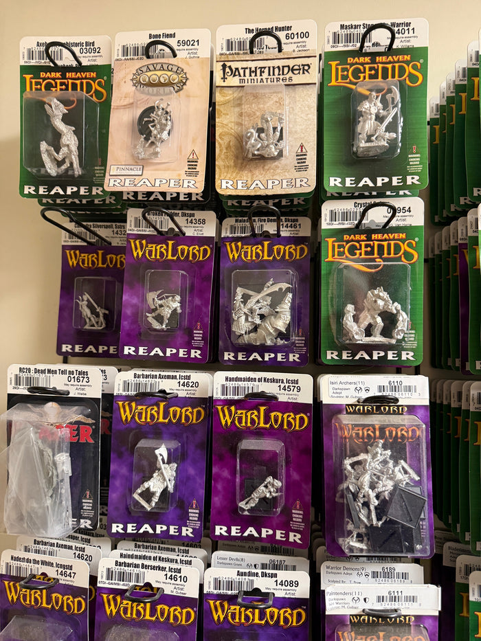 Miniature-001: Bargain Bin Mostly Metal Miniatures Reaper Painting Dungeons and Dragons Display Plinths